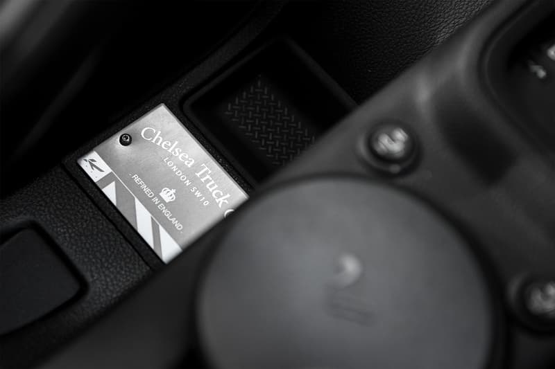 英国カスタムカーメーカーから軍用車仕様の Jeep Wrangler Sahara が登場 Chelsea Truck Co. Black Hawk Expedition Info Jeep Wrangler Sahara off-roading SUVs Jeeps 