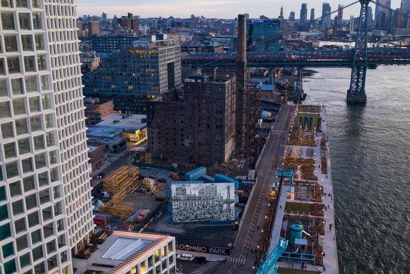 ジェイアール NY ドミノパークにストリートアーティスト JR の巨大壁画が登場 jr chronicles of new york mural domino park stacked shipping containers