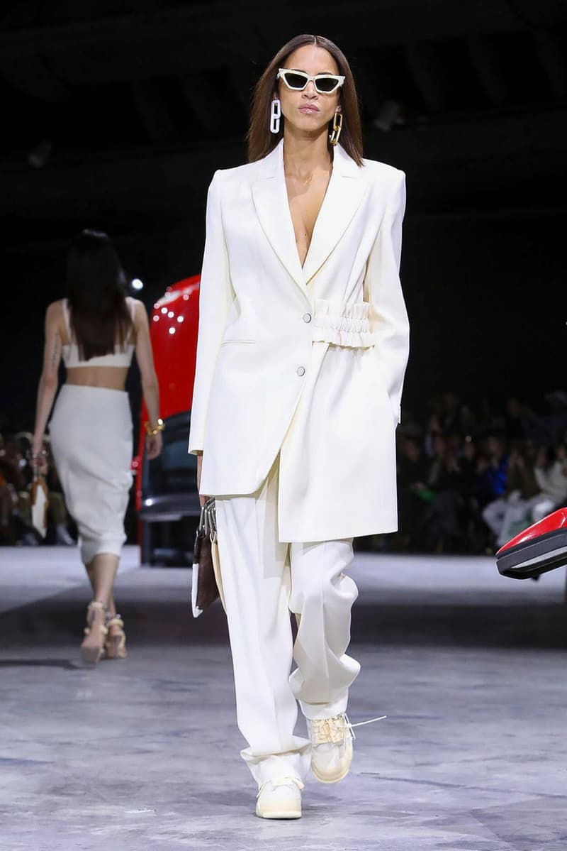 オフホワイト™️ 2020年秋冬ウィメンズコレクション Off-White™ FW20 Womenswear, Air Jordan 4 Collaboration sneaker fall winter 2020 runway paris fashion week virgil abloh