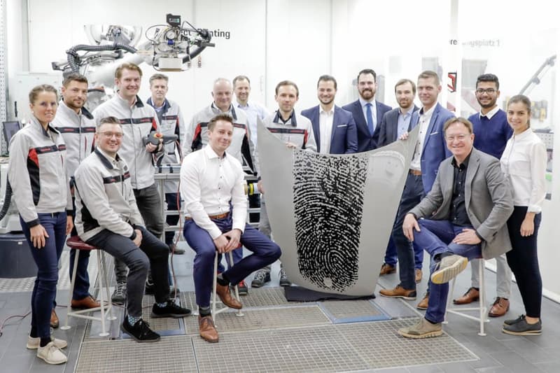 ポルシェ Porsche から車体に自身の指紋をプリントできるカスタマイズオプションが発表 porsche 911 fingerprint exclusive manufaktur customization service printing bonnet hood personalization