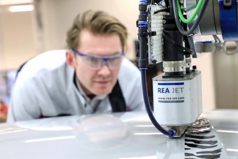 ポルシェ Porsche から車体に自身の指紋をプリントできるカスタマイズオプションが発表 porsche 911 fingerprint exclusive manufaktur customization service printing bonnet hood personalization