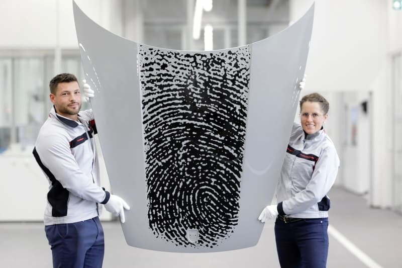 ポルシェ Porsche から車体に自身の指紋をプリントできるカスタマイズオプションが発表 porsche 911 fingerprint exclusive manufaktur customization service printing bonnet hood personalization