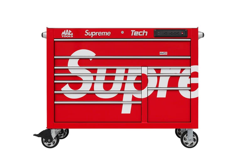 シュプリーム Supreme 2020年春夏コレクション アクセサリー 遊び心が溢れ過ぎて、やや、やりすぎ感（？）すら漂う〈Supreme〉のアクセサリー類。今季も無駄に（？）実用性抜群なアイテムがずらりと並ぶ。世界中のプロメカニックから絶大な評価を得る「Mac Tools（マックツールズ）」のワークステーションから、1987年創業の「S&M Bikes」によるBMX ダートバイク、「Leica（ライカ）」の双眼鏡、ボックスロゴの入ったジップロック®、2Pac（トゥパック）のホログラム画像を配置したスケートデッキ、そして、なんとオレオのクッキーまで……。日本展開のないプロダクトが含まれている可能性もあるが、2020年春夏コレクションも決して期待を裏切らないラインアップに。