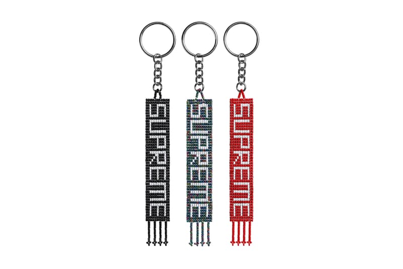 シュプリーム Supreme 2020年春夏コレクション アクセサリー 遊び心が溢れ過ぎて、やや、やりすぎ感(?)すら漂う〈Supreme〉のアクセサリー類。今季も無駄に(?)実用性抜群なアイテムがずらりと並ぶ。世界中のプロメカニックから絶大な評価を得る「Mac Tools(マックツールズ)」のワークステーションから、1987年創業の「S&M Bikes」によるBMX ダートバイク、「Leica(ライカ)」の双眼鏡、ボックスロゴの入ったジップロック®、2Pac(トゥパック)のホログラム画像を配置したスケートデッキ、そして、なんとオレオのクッキーまで……。日本展開のないプロダクトが含まれている可能性もあるが、2020年春夏コレクションも決して期待を裏切らないラインアップに。