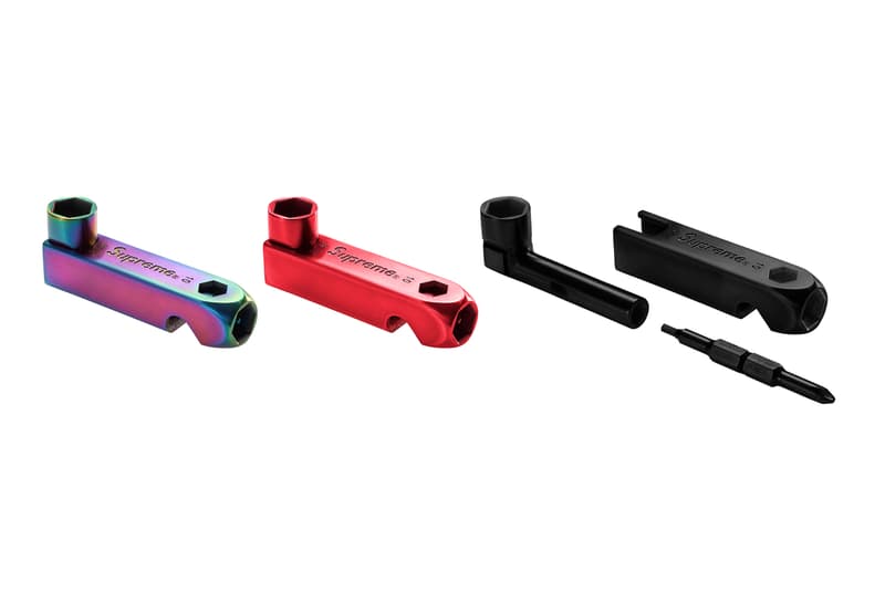 シュプリーム Supreme 2020年春夏コレクション アクセサリー 遊び心が溢れ過ぎて、やや、やりすぎ感(?)すら漂う〈Supreme〉のアクセサリー類。今季も無駄に(?)実用性抜群なアイテムがずらりと並ぶ。世界中のプロメカニックから絶大な評価を得る「Mac Tools(マックツールズ)」のワークステーションから、1987年創業の「S&M Bikes」によるBMX ダートバイク、「Leica(ライカ)」の双眼鏡、ボックスロゴの入ったジップロック®、2Pac(トゥパック)のホログラム画像を配置したスケートデッキ、そして、なんとオレオのクッキーまで……。日本展開のないプロダクトが含まれている可能性もあるが、2020年春夏コレクションも決して期待を裏切らないラインアップに。