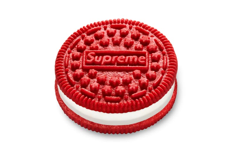 シュプリーム Supreme 2020年春夏コレクション アクセサリー 遊び心が溢れ過ぎて、やや、やりすぎ感(?)すら漂う〈Supreme〉のアクセサリー類。今季も無駄に(?)実用性抜群なアイテムがずらりと並ぶ。世界中のプロメカニックから絶大な評価を得る「Mac Tools(マックツールズ)」のワークステーションから、1987年創業の「S&M Bikes」によるBMX ダートバイク、「Leica(ライカ)」の双眼鏡、ボックスロゴの入ったジップロック®、2Pac(トゥパック)のホログラム画像を配置したスケートデッキ、そして、なんとオレオのクッキーまで……。日本展開のないプロダクトが含まれている可能性もあるが、2020年春夏コレクションも決して期待を裏切らないラインアップに。