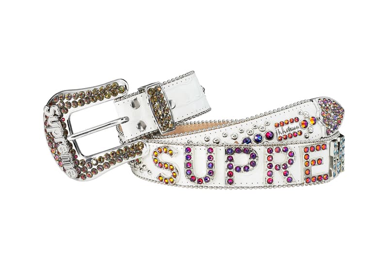 シュプリーム Supreme 2020年春夏コレクション アクセサリー 遊び心が溢れ過ぎて、やや、やりすぎ感（？）すら漂う〈Supreme〉のアクセサリー類。今季も無駄に（？）実用性抜群なアイテムがずらりと並ぶ。世界中のプロメカニックから絶大な評価を得る「Mac Tools（マックツールズ）」のワークステーションから、1987年創業の「S&M Bikes」によるBMX ダートバイク、「Leica（ライカ）」の双眼鏡、ボックスロゴの入ったジップロック®、2Pac（トゥパック）のホログラム画像を配置したスケートデッキ、そして、なんとオレオのクッキーまで……。日本展開のないプロダクトが含まれている可能性もあるが、2020年春夏コレクションも決して期待を裏切らないラインアップに。