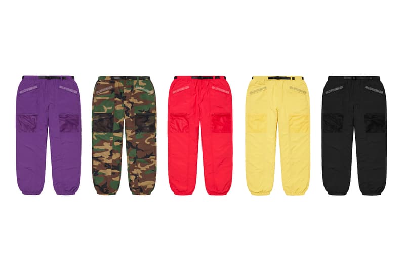 シュプリーム Supreme 2020年春夏コレクション ボトムス 〈Supreme〉のボトムスは、Tシャツやアクセサリー類などと比べると、やや印象が薄いかもしれないが、その確かなクオリティによって固定ファンが多いのも事実。今季はバンダナ柄をはじめ、Rammellzee(ラメルジー)、2019年9月に死去したシンガーソングライター/イラストレーター Daniel Johnston(ダニエル・ジョンストン)、Jamil GS(ジャミル・GS)、Keegan Dakkarといったアーティストやフォトグラファーの作品を大胆に使用した総柄ものが多く並ぶ。素材もデニムからコーデュロイ、スウェット、ナイロン、GORE-TEXまで、春夏ながら全シーズン対応可能なラインアップに。