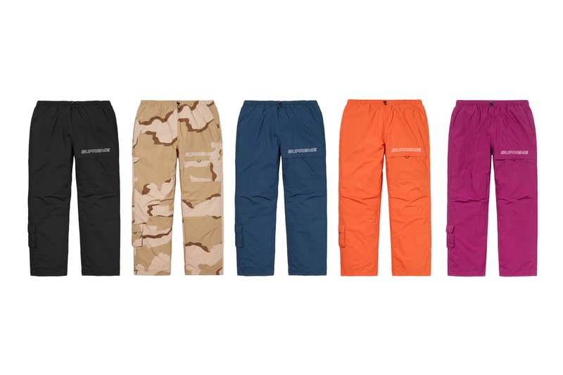 シュプリーム Supreme 2020年春夏コレクション ボトムス 〈Supreme〉のボトムスは、Tシャツやアクセサリー類などと比べると、やや印象が薄いかもしれないが、その確かなクオリティによって固定ファンが多いのも事実。今季はバンダナ柄をはじめ、Rammellzee(ラメルジー)、2019年9月に死去したシンガーソングライター/イラストレーター Daniel Johnston(ダニエル・ジョンストン)、Jamil GS(ジャミル・GS)、Keegan Dakkarといったアーティストやフォトグラファーの作品を大胆に使用した総柄ものが多く並ぶ。素材もデニムからコーデュロイ、スウェット、ナイロン、GORE-TEXまで、春夏ながら全シーズン対応可能なラインアップに。