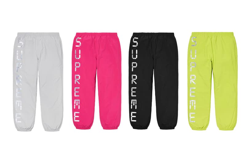 シュプリーム Supreme 2020年春夏コレクション ボトムス 〈Supreme〉のボトムスは、Tシャツやアクセサリー類などと比べると、やや印象が薄いかもしれないが、その確かなクオリティによって固定ファンが多いのも事実。今季はバンダナ柄をはじめ、Rammellzee(ラメルジー)、2019年9月に死去したシンガーソングライター/イラストレーター Daniel Johnston(ダニエル・ジョンストン)、Jamil GS(ジャミル・GS)、Keegan Dakkarといったアーティストやフォトグラファーの作品を大胆に使用した総柄ものが多く並ぶ。素材もデニムからコーデュロイ、スウェット、ナイロン、GORE-TEXまで、春夏ながら全シーズン対応可能なラインアップに。