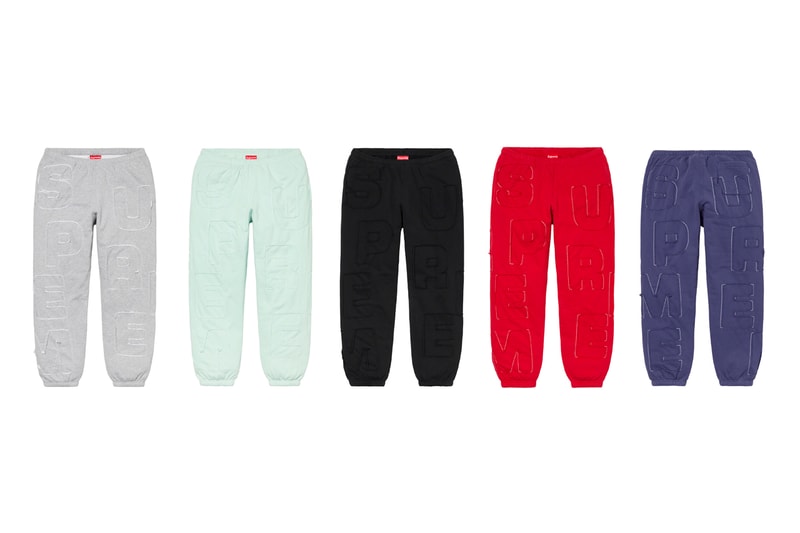 シュプリーム Supreme 2020年春夏コレクション ボトムス 〈Supreme〉のボトムスは、Tシャツやアクセサリー類などと比べると、やや印象が薄いかもしれないが、その確かなクオリティによって固定ファンが多いのも事実。今季はバンダナ柄をはじめ、Rammellzee（ラメルジー）、2019年9月に死去したシンガーソングライター/イラストレーター Daniel Johnston（ダニエル・ジョンストン）、Jamil GS（ジャミル・GS）、Keegan Dakkarといったアーティストやフォトグラファーの作品を大胆に使用した総柄ものが多く並ぶ。素材もデニムからコーデュロイ、スウェット、ナイロン、GORE-TEXまで、春夏ながら全シーズン対応可能なラインアップに。