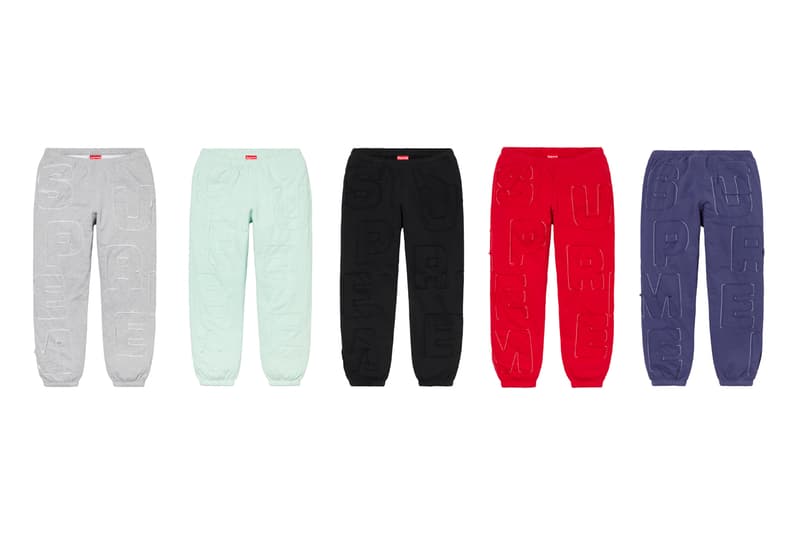 シュプリーム Supreme 2020年春夏コレクション ボトムス 〈Supreme〉のボトムスは、Tシャツやアクセサリー類などと比べると、やや印象が薄いかもしれないが、その確かなクオリティによって固定ファンが多いのも事実。今季はバンダナ柄をはじめ、Rammellzee(ラメルジー)、2019年9月に死去したシンガーソングライター/イラストレーター Daniel Johnston(ダニエル・ジョンストン)、Jamil GS(ジャミル・GS)、Keegan Dakkarといったアーティストやフォトグラファーの作品を大胆に使用した総柄ものが多く並ぶ。素材もデニムからコーデュロイ、スウェット、ナイロン、GORE-TEXまで、春夏ながら全シーズン対応可能なラインアップに。
