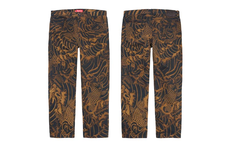 シュプリーム Supreme 2020年春夏コレクション ボトムス 〈Supreme〉のボトムスは、Tシャツやアクセサリー類などと比べると、やや印象が薄いかもしれないが、その確かなクオリティによって固定ファンが多いのも事実。今季はバンダナ柄をはじめ、Rammellzee(ラメルジー)、2019年9月に死去したシンガーソングライター/イラストレーター Daniel Johnston(ダニエル・ジョンストン)、Jamil GS(ジャミル・GS)、Keegan Dakkarといったアーティストやフォトグラファーの作品を大胆に使用した総柄ものが多く並ぶ。素材もデニムからコーデュロイ、スウェット、ナイロン、GORE-TEXまで、春夏ながら全シーズン対応可能なラインアップに。