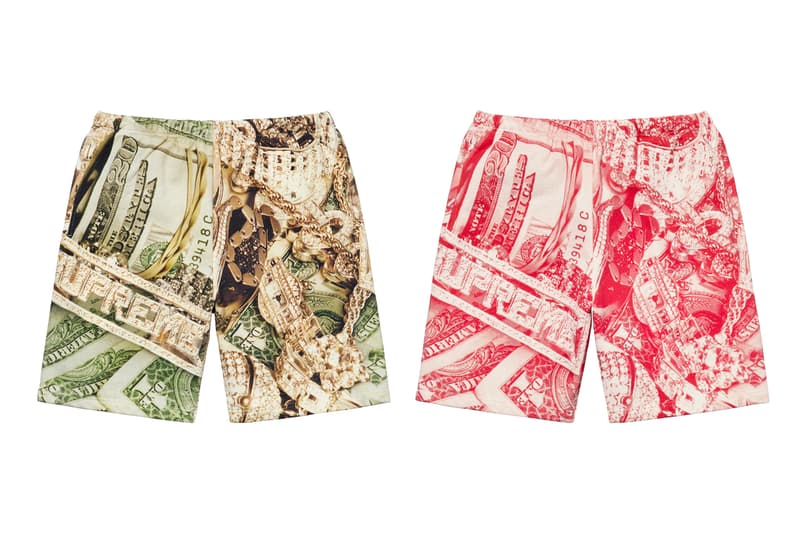 シュプリーム Supreme 2020年春夏コレクション ボトムス 〈Supreme〉のボトムスは、Tシャツやアクセサリー類などと比べると、やや印象が薄いかもしれないが、その確かなクオリティによって固定ファンが多いのも事実。今季はバンダナ柄をはじめ、Rammellzee(ラメルジー)、2019年9月に死去したシンガーソングライター/イラストレーター Daniel Johnston(ダニエル・ジョンストン)、Jamil GS(ジャミル・GS)、Keegan Dakkarといったアーティストやフォトグラファーの作品を大胆に使用した総柄ものが多く並ぶ。素材もデニムからコーデュロイ、スウェット、ナイロン、GORE-TEXまで、春夏ながら全シーズン対応可能なラインアップに。