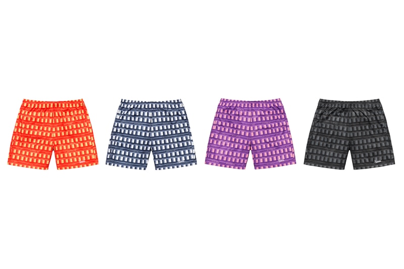 シュプリーム Supreme 2020年春夏コレクション ボトムス 〈Supreme〉のボトムスは、Tシャツやアクセサリー類などと比べると、やや印象が薄いかもしれないが、その確かなクオリティによって固定ファンが多いのも事実。今季はバンダナ柄をはじめ、Rammellzee（ラメルジー）、2019年9月に死去したシンガーソングライター/イラストレーター Daniel Johnston（ダニエル・ジョンストン）、Jamil GS（ジャミル・GS）、Keegan Dakkarといったアーティストやフォトグラファーの作品を大胆に使用した総柄ものが多く並ぶ。素材もデニムからコーデュロイ、スウェット、ナイロン、GORE-TEXまで、春夏ながら全シーズン対応可能なラインアップに。
