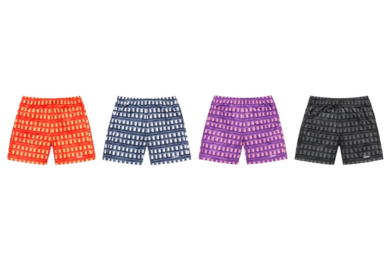 シュプリーム Supreme 2020年春夏コレクション ボトムス 〈Supreme〉のボトムスは、Tシャツやアクセサリー類などと比べると、やや印象が薄いかもしれないが、その確かなクオリティによって固定ファンが多いのも事実。今季はバンダナ柄をはじめ、Rammellzee(ラメルジー)、2019年9月に死去したシンガーソングライター/イラストレーター Daniel Johnston(ダニエル・ジョンストン)、Jamil GS(ジャミル・GS)、Keegan Dakkarといったアーティストやフォトグラファーの作品を大胆に使用した総柄ものが多く並ぶ。素材もデニムからコーデュロイ、スウェット、ナイロン、GORE-TEXまで、春夏ながら全シーズン対応可能なラインアップに。