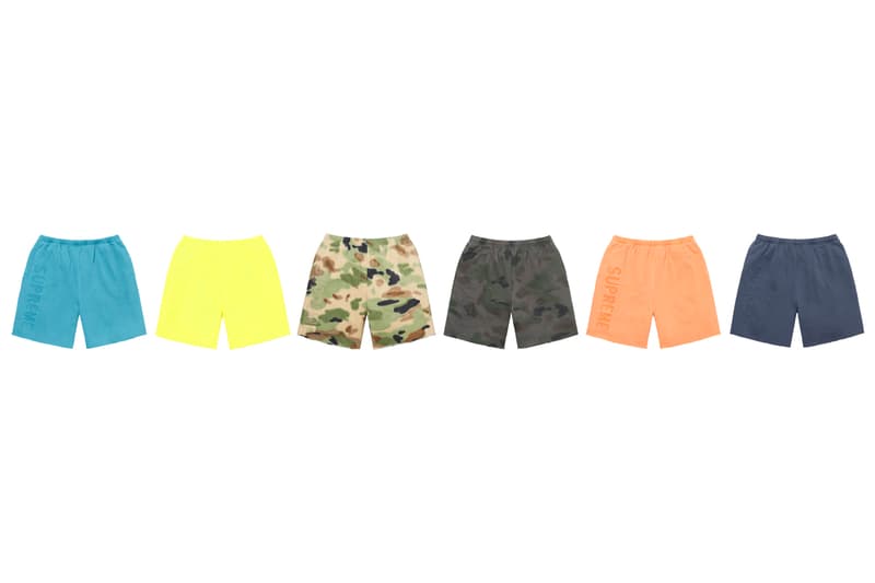 シュプリーム Supreme 2020年春夏コレクション ボトムス 〈Supreme〉のボトムスは、Tシャツやアクセサリー類などと比べると、やや印象が薄いかもしれないが、その確かなクオリティによって固定ファンが多いのも事実。今季はバンダナ柄をはじめ、Rammellzee(ラメルジー)、2019年9月に死去したシンガーソングライター/イラストレーター Daniel Johnston(ダニエル・ジョンストン)、Jamil GS(ジャミル・GS)、Keegan Dakkarといったアーティストやフォトグラファーの作品を大胆に使用した総柄ものが多く並ぶ。素材もデニムからコーデュロイ、スウェット、ナイロン、GORE-TEXまで、春夏ながら全シーズン対応可能なラインアップに。