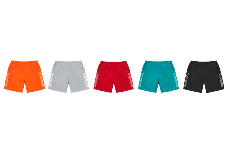 シュプリーム Supreme 2020年春夏コレクション ボトムス 〈Supreme〉のボトムスは、Tシャツやアクセサリー類などと比べると、やや印象が薄いかもしれないが、その確かなクオリティによって固定ファンが多いのも事実。今季はバンダナ柄をはじめ、Rammellzee(ラメルジー)、2019年9月に死去したシンガーソングライター/イラストレーター Daniel Johnston(ダニエル・ジョンストン)、Jamil GS(ジャミル・GS)、Keegan Dakkarといったアーティストやフォトグラファーの作品を大胆に使用した総柄ものが多く並ぶ。素材もデニムからコーデュロイ、スウェット、ナイロン、GORE-TEXまで、春夏ながら全シーズン対応可能なラインアップに。