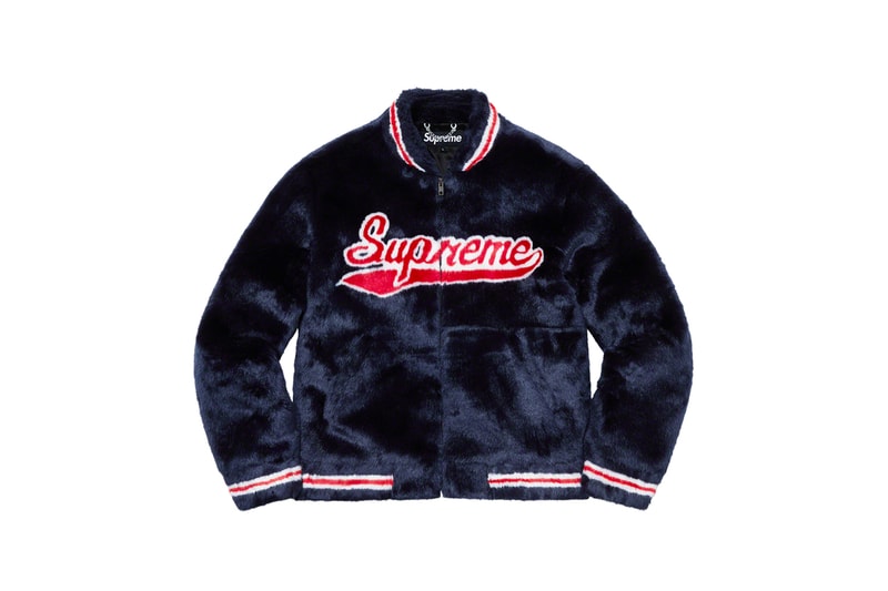 シュプリーム Supreme 2020年春夏コレクション ジャケット まず注目したいのが、2010年になくなった伝説のグラフティアーティスト<a href="https://hypebeast.com/jp/tags/rammellzee">Rammellzee</a>（ラメルジー）の作品をフィーチャーした、GORE-TEX（ゴアテックス）素材のアノラックパーカ。全面にプリントが施されているため、着るアート作品とも言える佇まいに仕上がっている。定番となっている老舗モーターサイクルレザーメーカー〈VANSON（バンソン）〉に別注したジャケットも2タイプ登場。レザーのレーシングジャケットは、グリーン/レッドのカラーリングが目を引く。素材にパンチングレザーを使用しているため、春夏らしく軽やかな着心地を提供。コーデュラ素材のジャケットはブラックカラーのボディに、カラフルなレタリングのパッチが全面に施され、ポップな印象に。過去のNBAコラボを彷彿させるMLBとチームアップした〈New Era®（ニューエラ）〉製のバーシティジャケットは、全チームのパッチが左前見頃に配されたクレイジーな仕上がりになっている。その他にも、〈Schott（ショット）〉別注のスエードジャケットや、〈Loro Piana（ロロ・ピアーナ）〉の素材を使用したスーツなど、大人らしいアイテムも展開され、ストリートだけでなく、様々なシチュエーションでの着用を想定した充実のラインアップに。