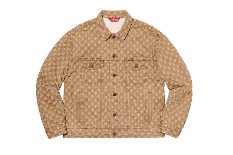 シュプリーム Supreme 2020年春夏コレクション ジャケット まず注目したいのが、2010年になくなった伝説のグラフティアーティスト<a href="https://hypebeast.com/jp/tags/rammellzee">Rammellzee</a>(ラメルジー)の作品をフィーチャーした、GORE-TEX(ゴアテックス)素材のアノラックパーカ。全面にプリントが施されているため、着るアート作品とも言える佇まいに仕上がっている。定番となっている老舗モーターサイクルレザーメーカー〈VANSON(バンソン)〉に別注したジャケットも2タイプ登場。レザーのレーシングジャケットは、グリーン/レッドのカラーリングが目を引く。素材にパンチングレザーを使用しているため、春夏らしく軽やかな着心地を提供。コーデュラ素材のジャケットはブラックカラーのボディに、カラフルなレタリングのパッチが全面に施され、ポップな印象に。過去のNBAコラボを彷彿させるMLBとチームアップした〈New Era®(ニューエラ)〉製のバーシティジャケットは、全チームのパッチが左前見頃に配されたクレイジーな仕上がりになっている。その他にも、〈Schott(ショット)〉別注のスエードジャケットや、〈Loro Piana(ロロ・ピアーナ)〉の素材を使用したスーツなど、大人らしいアイテムも展開され、ストリートだけでなく、様々なシチュエーションでの着用を想定した充実のラインアップに。