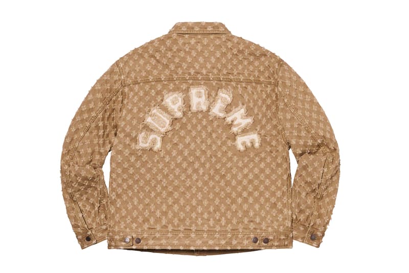 シュプリーム Supreme 2020年春夏コレクション ジャケット まず注目したいのが、2010年になくなった伝説のグラフティアーティスト<a href="https://hypebeast.com/jp/tags/rammellzee">Rammellzee</a>(ラメルジー)の作品をフィーチャーした、GORE-TEX(ゴアテックス)素材のアノラックパーカ。全面にプリントが施されているため、着るアート作品とも言える佇まいに仕上がっている。定番となっている老舗モーターサイクルレザーメーカー〈VANSON(バンソン)〉に別注したジャケットも2タイプ登場。レザーのレーシングジャケットは、グリーン/レッドのカラーリングが目を引く。素材にパンチングレザーを使用しているため、春夏らしく軽やかな着心地を提供。コーデュラ素材のジャケットはブラックカラーのボディに、カラフルなレタリングのパッチが全面に施され、ポップな印象に。過去のNBAコラボを彷彿させるMLBとチームアップした〈New Era®(ニューエラ)〉製のバーシティジャケットは、全チームのパッチが左前見頃に配されたクレイジーな仕上がりになっている。その他にも、〈Schott(ショット)〉別注のスエードジャケットや、〈Loro Piana(ロロ・ピアーナ)〉の素材を使用したスーツなど、大人らしいアイテムも展開され、ストリートだけでなく、様々なシチュエーションでの着用を想定した充実のラインアップに。