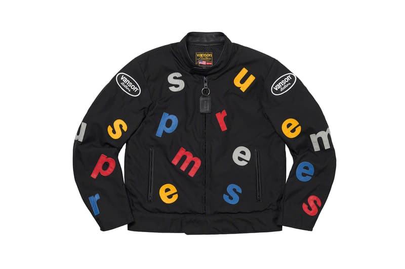 シュプリーム Supreme 2020年春夏コレクション ジャケット まず注目したいのが、2010年になくなった伝説のグラフティアーティスト<a href="https://hypebeast.com/jp/tags/rammellzee">Rammellzee</a>(ラメルジー)の作品をフィーチャーした、GORE-TEX(ゴアテックス)素材のアノラックパーカ。全面にプリントが施されているため、着るアート作品とも言える佇まいに仕上がっている。定番となっている老舗モーターサイクルレザーメーカー〈VANSON(バンソン)〉に別注したジャケットも2タイプ登場。レザーのレーシングジャケットは、グリーン/レッドのカラーリングが目を引く。素材にパンチングレザーを使用しているため、春夏らしく軽やかな着心地を提供。コーデュラ素材のジャケットはブラックカラーのボディに、カラフルなレタリングのパッチが全面に施され、ポップな印象に。過去のNBAコラボを彷彿させるMLBとチームアップした〈New Era®(ニューエラ)〉製のバーシティジャケットは、全チームのパッチが左前見頃に配されたクレイジーな仕上がりになっている。その他にも、〈Schott(ショット)〉別注のスエードジャケットや、〈Loro Piana(ロロ・ピアーナ)〉の素材を使用したスーツなど、大人らしいアイテムも展開され、ストリートだけでなく、様々なシチュエーションでの着用を想定した充実のラインアップに。