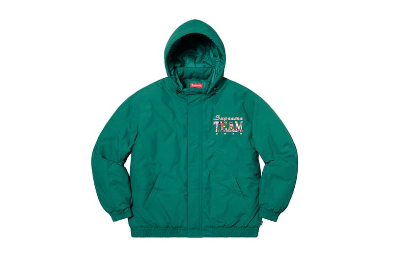 シュプリーム Supreme 2020年春夏コレクション ジャケット まず注目したいのが、2010年になくなった伝説のグラフティアーティスト<a href="https://hypebeast.com/jp/tags/rammellzee">Rammellzee</a>(ラメルジー)の作品をフィーチャーした、GORE-TEX(ゴアテックス)素材のアノラックパーカ。全面にプリントが施されているため、着るアート作品とも言える佇まいに仕上がっている。定番となっている老舗モーターサイクルレザーメーカー〈VANSON(バンソン)〉に別注したジャケットも2タイプ登場。レザーのレーシングジャケットは、グリーン/レッドのカラーリングが目を引く。素材にパンチングレザーを使用しているため、春夏らしく軽やかな着心地を提供。コーデュラ素材のジャケットはブラックカラーのボディに、カラフルなレタリングのパッチが全面に施され、ポップな印象に。過去のNBAコラボを彷彿させるMLBとチームアップした〈New Era®(ニューエラ)〉製のバーシティジャケットは、全チームのパッチが左前見頃に配されたクレイジーな仕上がりになっている。その他にも、〈Schott(ショット)〉別注のスエードジャケットや、〈Loro Piana(ロロ・ピアーナ)〉の素材を使用したスーツなど、大人らしいアイテムも展開され、ストリートだけでなく、様々なシチュエーションでの着用を想定した充実のラインアップに。