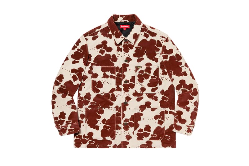 シュプリーム Supreme 2020年春夏コレクション ジャケット まず注目したいのが、2010年になくなった伝説のグラフティアーティスト<a href="https://hypebeast.com/jp/tags/rammellzee">Rammellzee</a>(ラメルジー)の作品をフィーチャーした、GORE-TEX(ゴアテックス)素材のアノラックパーカ。全面にプリントが施されているため、着るアート作品とも言える佇まいに仕上がっている。定番となっている老舗モーターサイクルレザーメーカー〈VANSON(バンソン)〉に別注したジャケットも2タイプ登場。レザーのレーシングジャケットは、グリーン/レッドのカラーリングが目を引く。素材にパンチングレザーを使用しているため、春夏らしく軽やかな着心地を提供。コーデュラ素材のジャケットはブラックカラーのボディに、カラフルなレタリングのパッチが全面に施され、ポップな印象に。過去のNBAコラボを彷彿させるMLBとチームアップした〈New Era®(ニューエラ)〉製のバーシティジャケットは、全チームのパッチが左前見頃に配されたクレイジーな仕上がりになっている。その他にも、〈Schott(ショット)〉別注のスエードジャケットや、〈Loro Piana(ロロ・ピアーナ)〉の素材を使用したスーツなど、大人らしいアイテムも展開され、ストリートだけでなく、様々なシチュエーションでの着用を想定した充実のラインアップに。