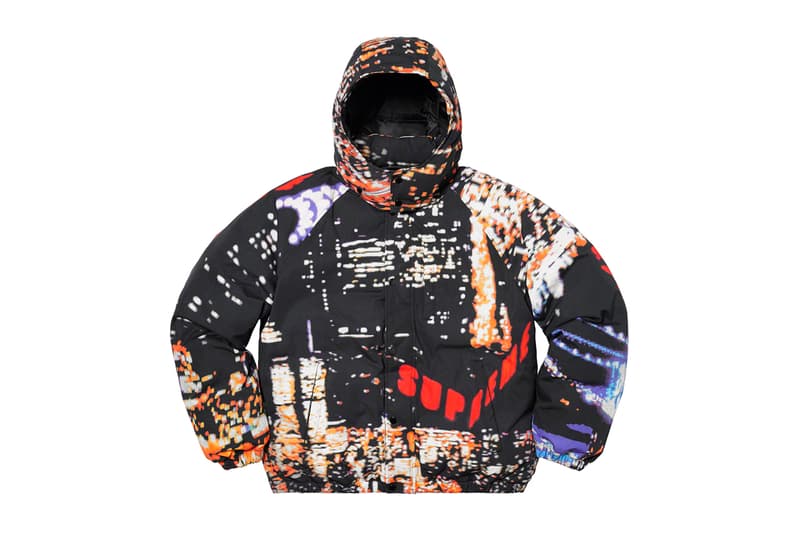 シュプリーム Supreme 2020年春夏コレクション ジャケット まず注目したいのが、2010年になくなった伝説のグラフティアーティスト<a href="https://hypebeast.com/jp/tags/rammellzee">Rammellzee</a>(ラメルジー)の作品をフィーチャーした、GORE-TEX(ゴアテックス)素材のアノラックパーカ。全面にプリントが施されているため、着るアート作品とも言える佇まいに仕上がっている。定番となっている老舗モーターサイクルレザーメーカー〈VANSON(バンソン)〉に別注したジャケットも2タイプ登場。レザーのレーシングジャケットは、グリーン/レッドのカラーリングが目を引く。素材にパンチングレザーを使用しているため、春夏らしく軽やかな着心地を提供。コーデュラ素材のジャケットはブラックカラーのボディに、カラフルなレタリングのパッチが全面に施され、ポップな印象に。過去のNBAコラボを彷彿させるMLBとチームアップした〈New Era®(ニューエラ)〉製のバーシティジャケットは、全チームのパッチが左前見頃に配されたクレイジーな仕上がりになっている。その他にも、〈Schott(ショット)〉別注のスエードジャケットや、〈Loro Piana(ロロ・ピアーナ)〉の素材を使用したスーツなど、大人らしいアイテムも展開され、ストリートだけでなく、様々なシチュエーションでの着用を想定した充実のラインアップに。