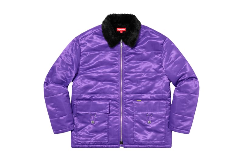 シュプリーム Supreme 2020年春夏コレクション ジャケット まず注目したいのが、2010年になくなった伝説のグラフティアーティスト<a href="https://hypebeast.com/jp/tags/rammellzee">Rammellzee</a>(ラメルジー)の作品をフィーチャーした、GORE-TEX(ゴアテックス)素材のアノラックパーカ。全面にプリントが施されているため、着るアート作品とも言える佇まいに仕上がっている。定番となっている老舗モーターサイクルレザーメーカー〈VANSON(バンソン)〉に別注したジャケットも2タイプ登場。レザーのレーシングジャケットは、グリーン/レッドのカラーリングが目を引く。素材にパンチングレザーを使用しているため、春夏らしく軽やかな着心地を提供。コーデュラ素材のジャケットはブラックカラーのボディに、カラフルなレタリングのパッチが全面に施され、ポップな印象に。過去のNBAコラボを彷彿させるMLBとチームアップした〈New Era®(ニューエラ)〉製のバーシティジャケットは、全チームのパッチが左前見頃に配されたクレイジーな仕上がりになっている。その他にも、〈Schott(ショット)〉別注のスエードジャケットや、〈Loro Piana(ロロ・ピアーナ)〉の素材を使用したスーツなど、大人らしいアイテムも展開され、ストリートだけでなく、様々なシチュエーションでの着用を想定した充実のラインアップに。
