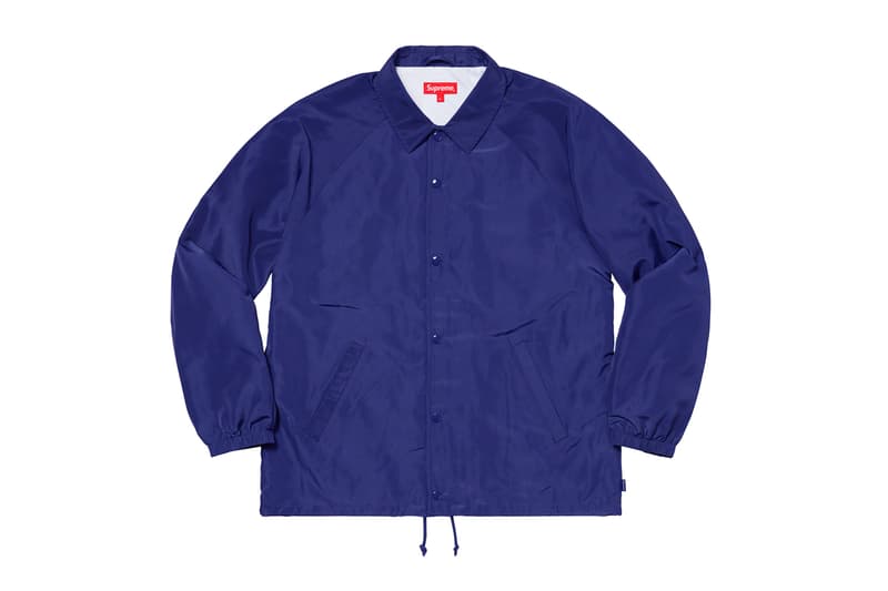 シュプリーム Supreme 2020年春夏コレクション ジャケット まず注目したいのが、2010年になくなった伝説のグラフティアーティスト<a href="https://hypebeast.com/jp/tags/rammellzee">Rammellzee</a>(ラメルジー)の作品をフィーチャーした、GORE-TEX(ゴアテックス)素材のアノラックパーカ。全面にプリントが施されているため、着るアート作品とも言える佇まいに仕上がっている。定番となっている老舗モーターサイクルレザーメーカー〈VANSON(バンソン)〉に別注したジャケットも2タイプ登場。レザーのレーシングジャケットは、グリーン/レッドのカラーリングが目を引く。素材にパンチングレザーを使用しているため、春夏らしく軽やかな着心地を提供。コーデュラ素材のジャケットはブラックカラーのボディに、カラフルなレタリングのパッチが全面に施され、ポップな印象に。過去のNBAコラボを彷彿させるMLBとチームアップした〈New Era®(ニューエラ)〉製のバーシティジャケットは、全チームのパッチが左前見頃に配されたクレイジーな仕上がりになっている。その他にも、〈Schott(ショット)〉別注のスエードジャケットや、〈Loro Piana(ロロ・ピアーナ)〉の素材を使用したスーツなど、大人らしいアイテムも展開され、ストリートだけでなく、様々なシチュエーションでの着用を想定した充実のラインアップに。