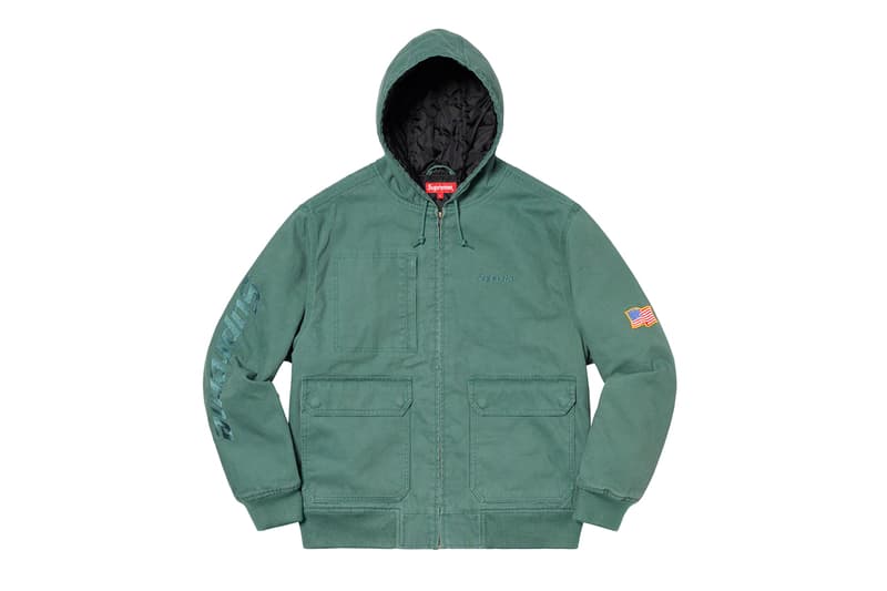 シュプリーム Supreme 2020年春夏コレクション ジャケット まず注目したいのが、2010年になくなった伝説のグラフティアーティスト<a href="https://hypebeast.com/jp/tags/rammellzee">Rammellzee</a>(ラメルジー)の作品をフィーチャーした、GORE-TEX(ゴアテックス)素材のアノラックパーカ。全面にプリントが施されているため、着るアート作品とも言える佇まいに仕上がっている。定番となっている老舗モーターサイクルレザーメーカー〈VANSON(バンソン)〉に別注したジャケットも2タイプ登場。レザーのレーシングジャケットは、グリーン/レッドのカラーリングが目を引く。素材にパンチングレザーを使用しているため、春夏らしく軽やかな着心地を提供。コーデュラ素材のジャケットはブラックカラーのボディに、カラフルなレタリングのパッチが全面に施され、ポップな印象に。過去のNBAコラボを彷彿させるMLBとチームアップした〈New Era®(ニューエラ)〉製のバーシティジャケットは、全チームのパッチが左前見頃に配されたクレイジーな仕上がりになっている。その他にも、〈Schott(ショット)〉別注のスエードジャケットや、〈Loro Piana(ロロ・ピアーナ)〉の素材を使用したスーツなど、大人らしいアイテムも展開され、ストリートだけでなく、様々なシチュエーションでの着用を想定した充実のラインアップに。