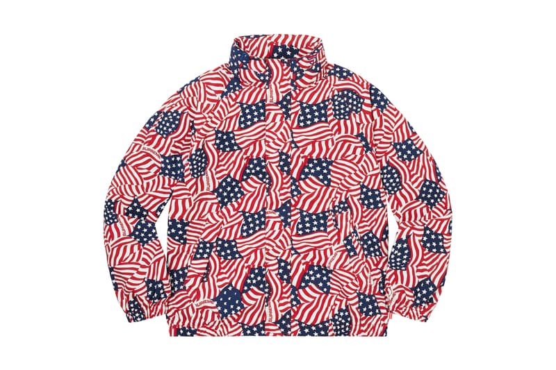シュプリーム Supreme 2020年春夏コレクション ジャケット まず注目したいのが、2010年になくなった伝説のグラフティアーティスト<a href="https://hypebeast.com/jp/tags/rammellzee">Rammellzee</a>(ラメルジー)の作品をフィーチャーした、GORE-TEX(ゴアテックス)素材のアノラックパーカ。全面にプリントが施されているため、着るアート作品とも言える佇まいに仕上がっている。定番となっている老舗モーターサイクルレザーメーカー〈VANSON(バンソン)〉に別注したジャケットも2タイプ登場。レザーのレーシングジャケットは、グリーン/レッドのカラーリングが目を引く。素材にパンチングレザーを使用しているため、春夏らしく軽やかな着心地を提供。コーデュラ素材のジャケットはブラックカラーのボディに、カラフルなレタリングのパッチが全面に施され、ポップな印象に。過去のNBAコラボを彷彿させるMLBとチームアップした〈New Era®(ニューエラ)〉製のバーシティジャケットは、全チームのパッチが左前見頃に配されたクレイジーな仕上がりになっている。その他にも、〈Schott(ショット)〉別注のスエードジャケットや、〈Loro Piana(ロロ・ピアーナ)〉の素材を使用したスーツなど、大人らしいアイテムも展開され、ストリートだけでなく、様々なシチュエーションでの着用を想定した充実のラインアップに。