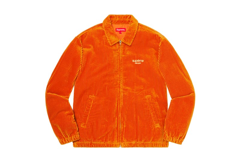 シュプリーム Supreme 2020年春夏コレクション ジャケット まず注目したいのが、2010年になくなった伝説のグラフティアーティスト<a href="https://hypebeast.com/jp/tags/rammellzee">Rammellzee</a>(ラメルジー)の作品をフィーチャーした、GORE-TEX(ゴアテックス)素材のアノラックパーカ。全面にプリントが施されているため、着るアート作品とも言える佇まいに仕上がっている。定番となっている老舗モーターサイクルレザーメーカー〈VANSON(バンソン)〉に別注したジャケットも2タイプ登場。レザーのレーシングジャケットは、グリーン/レッドのカラーリングが目を引く。素材にパンチングレザーを使用しているため、春夏らしく軽やかな着心地を提供。コーデュラ素材のジャケットはブラックカラーのボディに、カラフルなレタリングのパッチが全面に施され、ポップな印象に。過去のNBAコラボを彷彿させるMLBとチームアップした〈New Era®(ニューエラ)〉製のバーシティジャケットは、全チームのパッチが左前見頃に配されたクレイジーな仕上がりになっている。その他にも、〈Schott(ショット)〉別注のスエードジャケットや、〈Loro Piana(ロロ・ピアーナ)〉の素材を使用したスーツなど、大人らしいアイテムも展開され、ストリートだけでなく、様々なシチュエーションでの着用を想定した充実のラインアップに。