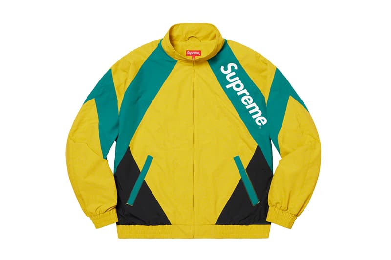 シュプリーム Supreme 2020年春夏コレクション ジャケット まず注目したいのが、2010年になくなった伝説のグラフティアーティスト<a href="https://hypebeast.com/jp/tags/rammellzee">Rammellzee</a>(ラメルジー)の作品をフィーチャーした、GORE-TEX(ゴアテックス)素材のアノラックパーカ。全面にプリントが施されているため、着るアート作品とも言える佇まいに仕上がっている。定番となっている老舗モーターサイクルレザーメーカー〈VANSON(バンソン)〉に別注したジャケットも2タイプ登場。レザーのレーシングジャケットは、グリーン/レッドのカラーリングが目を引く。素材にパンチングレザーを使用しているため、春夏らしく軽やかな着心地を提供。コーデュラ素材のジャケットはブラックカラーのボディに、カラフルなレタリングのパッチが全面に施され、ポップな印象に。過去のNBAコラボを彷彿させるMLBとチームアップした〈New Era®(ニューエラ)〉製のバーシティジャケットは、全チームのパッチが左前見頃に配されたクレイジーな仕上がりになっている。その他にも、〈Schott(ショット)〉別注のスエードジャケットや、〈Loro Piana(ロロ・ピアーナ)〉の素材を使用したスーツなど、大人らしいアイテムも展開され、ストリートだけでなく、様々なシチュエーションでの着用を想定した充実のラインアップに。
