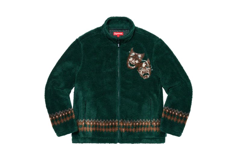 シュプリーム Supreme 2020年春夏コレクション ジャケット まず注目したいのが、2010年になくなった伝説のグラフティアーティスト<a href="https://hypebeast.com/jp/tags/rammellzee">Rammellzee</a>(ラメルジー)の作品をフィーチャーした、GORE-TEX(ゴアテックス)素材のアノラックパーカ。全面にプリントが施されているため、着るアート作品とも言える佇まいに仕上がっている。定番となっている老舗モーターサイクルレザーメーカー〈VANSON(バンソン)〉に別注したジャケットも2タイプ登場。レザーのレーシングジャケットは、グリーン/レッドのカラーリングが目を引く。素材にパンチングレザーを使用しているため、春夏らしく軽やかな着心地を提供。コーデュラ素材のジャケットはブラックカラーのボディに、カラフルなレタリングのパッチが全面に施され、ポップな印象に。過去のNBAコラボを彷彿させるMLBとチームアップした〈New Era®(ニューエラ)〉製のバーシティジャケットは、全チームのパッチが左前見頃に配されたクレイジーな仕上がりになっている。その他にも、〈Schott(ショット)〉別注のスエードジャケットや、〈Loro Piana(ロロ・ピアーナ)〉の素材を使用したスーツなど、大人らしいアイテムも展開され、ストリートだけでなく、様々なシチュエーションでの着用を想定した充実のラインアップに。