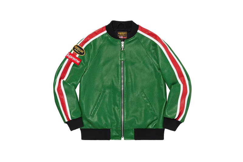 シュプリーム Supreme 2020年春夏コレクション ジャケット まず注目したいのが、2010年になくなった伝説のグラフティアーティスト<a href="https://hypebeast.com/jp/tags/rammellzee">Rammellzee</a>(ラメルジー)の作品をフィーチャーした、GORE-TEX(ゴアテックス)素材のアノラックパーカ。全面にプリントが施されているため、着るアート作品とも言える佇まいに仕上がっている。定番となっている老舗モーターサイクルレザーメーカー〈VANSON(バンソン)〉に別注したジャケットも2タイプ登場。レザーのレーシングジャケットは、グリーン/レッドのカラーリングが目を引く。素材にパンチングレザーを使用しているため、春夏らしく軽やかな着心地を提供。コーデュラ素材のジャケットはブラックカラーのボディに、カラフルなレタリングのパッチが全面に施され、ポップな印象に。過去のNBAコラボを彷彿させるMLBとチームアップした〈New Era®(ニューエラ)〉製のバーシティジャケットは、全チームのパッチが左前見頃に配されたクレイジーな仕上がりになっている。その他にも、〈Schott(ショット)〉別注のスエードジャケットや、〈Loro Piana(ロロ・ピアーナ)〉の素材を使用したスーツなど、大人らしいアイテムも展開され、ストリートだけでなく、様々なシチュエーションでの着用を想定した充実のラインアップに。