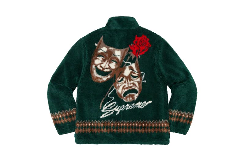 シュプリーム Supreme 2020年春夏コレクション ジャケット まず注目したいのが、2010年になくなった伝説のグラフティアーティスト<a href="https://hypebeast.com/jp/tags/rammellzee">Rammellzee</a>(ラメルジー)の作品をフィーチャーした、GORE-TEX(ゴアテックス)素材のアノラックパーカ。全面にプリントが施されているため、着るアート作品とも言える佇まいに仕上がっている。定番となっている老舗モーターサイクルレザーメーカー〈VANSON(バンソン)〉に別注したジャケットも2タイプ登場。レザーのレーシングジャケットは、グリーン/レッドのカラーリングが目を引く。素材にパンチングレザーを使用しているため、春夏らしく軽やかな着心地を提供。コーデュラ素材のジャケットはブラックカラーのボディに、カラフルなレタリングのパッチが全面に施され、ポップな印象に。過去のNBAコラボを彷彿させるMLBとチームアップした〈New Era®(ニューエラ)〉製のバーシティジャケットは、全チームのパッチが左前見頃に配されたクレイジーな仕上がりになっている。その他にも、〈Schott(ショット)〉別注のスエードジャケットや、〈Loro Piana(ロロ・ピアーナ)〉の素材を使用したスーツなど、大人らしいアイテムも展開され、ストリートだけでなく、様々なシチュエーションでの着用を想定した充実のラインアップに。