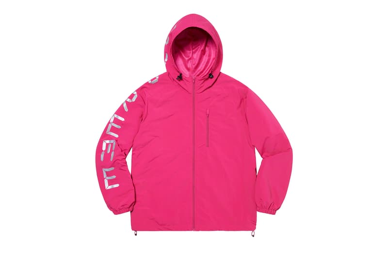 シュプリーム Supreme 2020年春夏コレクション ジャケット まず注目したいのが、2010年になくなった伝説のグラフティアーティスト<a href="https://hypebeast.com/jp/tags/rammellzee">Rammellzee</a>(ラメルジー)の作品をフィーチャーした、GORE-TEX(ゴアテックス)素材のアノラックパーカ。全面にプリントが施されているため、着るアート作品とも言える佇まいに仕上がっている。定番となっている老舗モーターサイクルレザーメーカー〈VANSON(バンソン)〉に別注したジャケットも2タイプ登場。レザーのレーシングジャケットは、グリーン/レッドのカラーリングが目を引く。素材にパンチングレザーを使用しているため、春夏らしく軽やかな着心地を提供。コーデュラ素材のジャケットはブラックカラーのボディに、カラフルなレタリングのパッチが全面に施され、ポップな印象に。過去のNBAコラボを彷彿させるMLBとチームアップした〈New Era®(ニューエラ)〉製のバーシティジャケットは、全チームのパッチが左前見頃に配されたクレイジーな仕上がりになっている。その他にも、〈Schott(ショット)〉別注のスエードジャケットや、〈Loro Piana(ロロ・ピアーナ)〉の素材を使用したスーツなど、大人らしいアイテムも展開され、ストリートだけでなく、様々なシチュエーションでの着用を想定した充実のラインアップに。