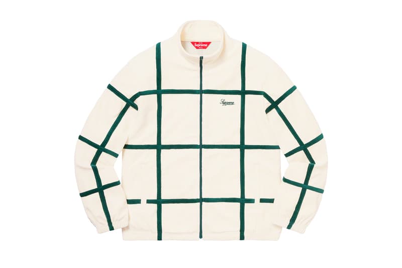 シュプリーム Supreme 2020年春夏コレクション ジャケット まず注目したいのが、2010年になくなった伝説のグラフティアーティスト<a href="https://hypebeast.com/jp/tags/rammellzee">Rammellzee</a>(ラメルジー)の作品をフィーチャーした、GORE-TEX(ゴアテックス)素材のアノラックパーカ。全面にプリントが施されているため、着るアート作品とも言える佇まいに仕上がっている。定番となっている老舗モーターサイクルレザーメーカー〈VANSON(バンソン)〉に別注したジャケットも2タイプ登場。レザーのレーシングジャケットは、グリーン/レッドのカラーリングが目を引く。素材にパンチングレザーを使用しているため、春夏らしく軽やかな着心地を提供。コーデュラ素材のジャケットはブラックカラーのボディに、カラフルなレタリングのパッチが全面に施され、ポップな印象に。過去のNBAコラボを彷彿させるMLBとチームアップした〈New Era®(ニューエラ)〉製のバーシティジャケットは、全チームのパッチが左前見頃に配されたクレイジーな仕上がりになっている。その他にも、〈Schott(ショット)〉別注のスエードジャケットや、〈Loro Piana(ロロ・ピアーナ)〉の素材を使用したスーツなど、大人らしいアイテムも展開され、ストリートだけでなく、様々なシチュエーションでの着用を想定した充実のラインアップに。