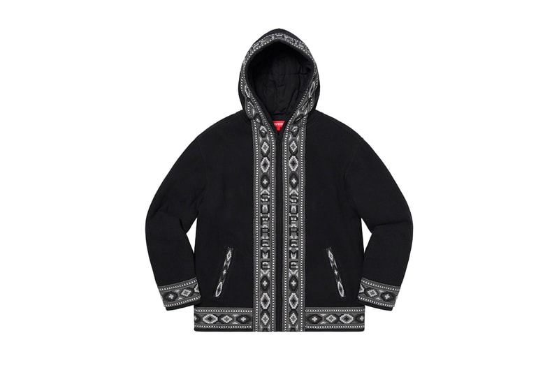 シュプリーム Supreme 2020年春夏コレクション ジャケット まず注目したいのが、2010年になくなった伝説のグラフティアーティスト<a href="https://hypebeast.com/jp/tags/rammellzee">Rammellzee</a>（ラメルジー）の作品をフィーチャーした、GORE-TEX（ゴアテックス）素材のアノラックパーカ。全面にプリントが施されているため、着るアート作品とも言える佇まいに仕上がっている。定番となっている老舗モーターサイクルレザーメーカー〈VANSON（バンソン）〉に別注したジャケットも2タイプ登場。レザーのレーシングジャケットは、グリーン/レッドのカラーリングが目を引く。素材にパンチングレザーを使用しているため、春夏らしく軽やかな着心地を提供。コーデュラ素材のジャケットはブラックカラーのボディに、カラフルなレタリングのパッチが全面に施され、ポップな印象に。過去のNBAコラボを彷彿させるMLBとチームアップした〈New Era®（ニューエラ）〉製のバーシティジャケットは、全チームのパッチが左前見頃に配されたクレイジーな仕上がりになっている。その他にも、〈Schott（ショット）〉別注のスエードジャケットや、〈Loro Piana（ロロ・ピアーナ）〉の素材を使用したスーツなど、大人らしいアイテムも展開され、ストリートだけでなく、様々なシチュエーションでの着用を想定した充実のラインアップに。