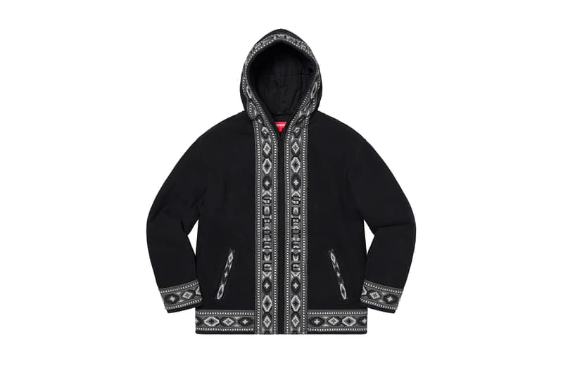 シュプリーム Supreme 2020年春夏コレクション ジャケット まず注目したいのが、2010年になくなった伝説のグラフティアーティスト<a href="https://hypebeast.com/jp/tags/rammellzee">Rammellzee</a>(ラメルジー)の作品をフィーチャーした、GORE-TEX(ゴアテックス)素材のアノラックパーカ。全面にプリントが施されているため、着るアート作品とも言える佇まいに仕上がっている。定番となっている老舗モーターサイクルレザーメーカー〈VANSON(バンソン)〉に別注したジャケットも2タイプ登場。レザーのレーシングジャケットは、グリーン/レッドのカラーリングが目を引く。素材にパンチングレザーを使用しているため、春夏らしく軽やかな着心地を提供。コーデュラ素材のジャケットはブラックカラーのボディに、カラフルなレタリングのパッチが全面に施され、ポップな印象に。過去のNBAコラボを彷彿させるMLBとチームアップした〈New Era®(ニューエラ)〉製のバーシティジャケットは、全チームのパッチが左前見頃に配されたクレイジーな仕上がりになっている。その他にも、〈Schott(ショット)〉別注のスエードジャケットや、〈Loro Piana(ロロ・ピアーナ)〉の素材を使用したスーツなど、大人らしいアイテムも展開され、ストリートだけでなく、様々なシチュエーションでの着用を想定した充実のラインアップに。