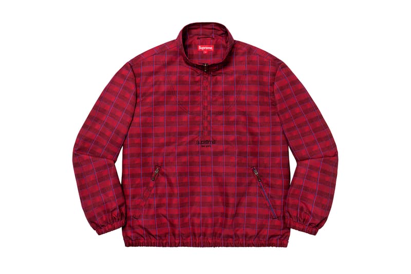 シュプリーム Supreme 2020年春夏コレクション ジャケット まず注目したいのが、2010年になくなった伝説のグラフティアーティスト<a href="https://hypebeast.com/jp/tags/rammellzee">Rammellzee</a>(ラメルジー)の作品をフィーチャーした、GORE-TEX(ゴアテックス)素材のアノラックパーカ。全面にプリントが施されているため、着るアート作品とも言える佇まいに仕上がっている。定番となっている老舗モーターサイクルレザーメーカー〈VANSON(バンソン)〉に別注したジャケットも2タイプ登場。レザーのレーシングジャケットは、グリーン/レッドのカラーリングが目を引く。素材にパンチングレザーを使用しているため、春夏らしく軽やかな着心地を提供。コーデュラ素材のジャケットはブラックカラーのボディに、カラフルなレタリングのパッチが全面に施され、ポップな印象に。過去のNBAコラボを彷彿させるMLBとチームアップした〈New Era®(ニューエラ)〉製のバーシティジャケットは、全チームのパッチが左前見頃に配されたクレイジーな仕上がりになっている。その他にも、〈Schott(ショット)〉別注のスエードジャケットや、〈Loro Piana(ロロ・ピアーナ)〉の素材を使用したスーツなど、大人らしいアイテムも展開され、ストリートだけでなく、様々なシチュエーションでの着用を想定した充実のラインアップに。
