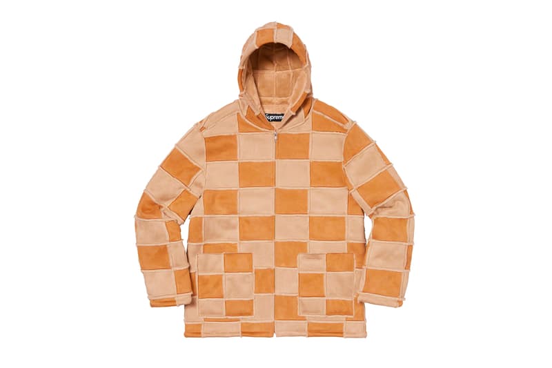 シュプリーム Supreme 2020年春夏コレクション ジャケット まず注目したいのが、2010年になくなった伝説のグラフティアーティスト<a href="https://hypebeast.com/jp/tags/rammellzee">Rammellzee</a>(ラメルジー)の作品をフィーチャーした、GORE-TEX(ゴアテックス)素材のアノラックパーカ。全面にプリントが施されているため、着るアート作品とも言える佇まいに仕上がっている。定番となっている老舗モーターサイクルレザーメーカー〈VANSON(バンソン)〉に別注したジャケットも2タイプ登場。レザーのレーシングジャケットは、グリーン/レッドのカラーリングが目を引く。素材にパンチングレザーを使用しているため、春夏らしく軽やかな着心地を提供。コーデュラ素材のジャケットはブラックカラーのボディに、カラフルなレタリングのパッチが全面に施され、ポップな印象に。過去のNBAコラボを彷彿させるMLBとチームアップした〈New Era®(ニューエラ)〉製のバーシティジャケットは、全チームのパッチが左前見頃に配されたクレイジーな仕上がりになっている。その他にも、〈Schott(ショット)〉別注のスエードジャケットや、〈Loro Piana(ロロ・ピアーナ)〉の素材を使用したスーツなど、大人らしいアイテムも展開され、ストリートだけでなく、様々なシチュエーションでの着用を想定した充実のラインアップに。