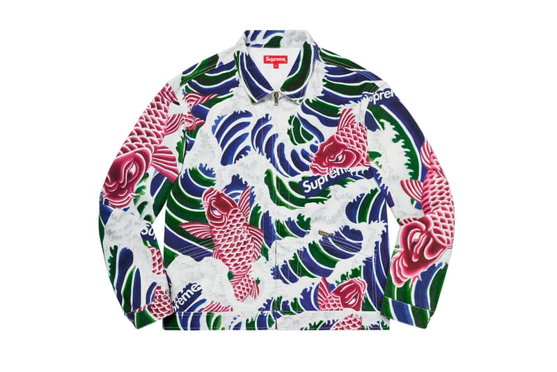 シュプリーム Supreme 2020年春夏コレクション ジャケット まず注目したいのが、2010年になくなった伝説のグラフティアーティスト<a href="https://hypebeast.com/jp/tags/rammellzee">Rammellzee</a>(ラメルジー)の作品をフィーチャーした、GORE-TEX(ゴアテックス)素材のアノラックパーカ。全面にプリントが施されているため、着るアート作品とも言える佇まいに仕上がっている。定番となっている老舗モーターサイクルレザーメーカー〈VANSON(バンソン)〉に別注したジャケットも2タイプ登場。レザーのレーシングジャケットは、グリーン/レッドのカラーリングが目を引く。素材にパンチングレザーを使用しているため、春夏らしく軽やかな着心地を提供。コーデュラ素材のジャケットはブラックカラーのボディに、カラフルなレタリングのパッチが全面に施され、ポップな印象に。過去のNBAコラボを彷彿させるMLBとチームアップした〈New Era®(ニューエラ)〉製のバーシティジャケットは、全チームのパッチが左前見頃に配されたクレイジーな仕上がりになっている。その他にも、〈Schott(ショット)〉別注のスエードジャケットや、〈Loro Piana(ロロ・ピアーナ)〉の素材を使用したスーツなど、大人らしいアイテムも展開され、ストリートだけでなく、様々なシチュエーションでの着用を想定した充実のラインアップに。