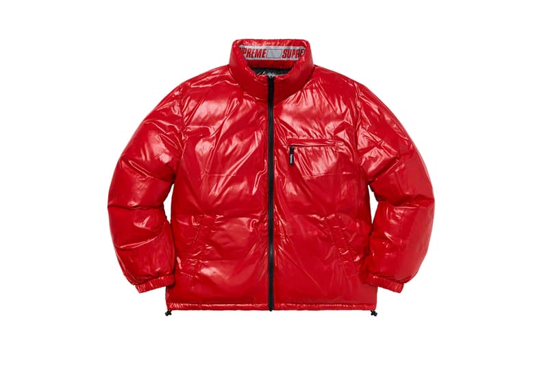 シュプリーム Supreme 2020年春夏コレクション ジャケット まず注目したいのが、2010年になくなった伝説のグラフティアーティスト<a href="https://hypebeast.com/jp/tags/rammellzee">Rammellzee</a>(ラメルジー)の作品をフィーチャーした、GORE-TEX(ゴアテックス)素材のアノラックパーカ。全面にプリントが施されているため、着るアート作品とも言える佇まいに仕上がっている。定番となっている老舗モーターサイクルレザーメーカー〈VANSON(バンソン)〉に別注したジャケットも2タイプ登場。レザーのレーシングジャケットは、グリーン/レッドのカラーリングが目を引く。素材にパンチングレザーを使用しているため、春夏らしく軽やかな着心地を提供。コーデュラ素材のジャケットはブラックカラーのボディに、カラフルなレタリングのパッチが全面に施され、ポップな印象に。過去のNBAコラボを彷彿させるMLBとチームアップした〈New Era®(ニューエラ)〉製のバーシティジャケットは、全チームのパッチが左前見頃に配されたクレイジーな仕上がりになっている。その他にも、〈Schott(ショット)〉別注のスエードジャケットや、〈Loro Piana(ロロ・ピアーナ)〉の素材を使用したスーツなど、大人らしいアイテムも展開され、ストリートだけでなく、様々なシチュエーションでの着用を想定した充実のラインアップに。