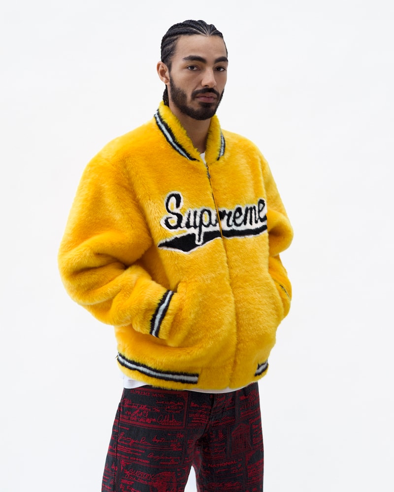 Supreme 2020年春夏コレクション ルックブック 今季も〈Supreme〉ならではのカラフルな色使い/グラフィック使いが映えるアイテムが多数ラインアップするが、トレンド感のあるバンダナ柄のチェスターコートやテーラリングのセットアップが2020年春夏シーズンを象徴する。また、今シーズンは、Rammellzee（ラメルジー）のペインティングを大々的にフィーチャーし、GORE-TEXを用いたアノラック、パンツ、キャップが登場。その他にも、MLBとチームアップし、ニューヨーク・ヤンキースを筆頭に各チームのワッペンを無数に貼り付けた〈New Era®（ニューエラ）〉製のバーシティジャケット、Pamela Hanson（パメラ・ハンソン）の撮影したアイコニックなNaomi Campbell（ナオミ・キャンベル）のポートレート写真を大胆に用いたクルーネック、〈Supreme〉の2001年カレンダーにも使用されたJamil GS（ジャミル・GS）撮影による1枚を大胆にプリントしたアイテム、お馴染み〈VANSON（バンソン）〉とのコラボジャケット2型などなど、数多くのプロダクトが目を引く。