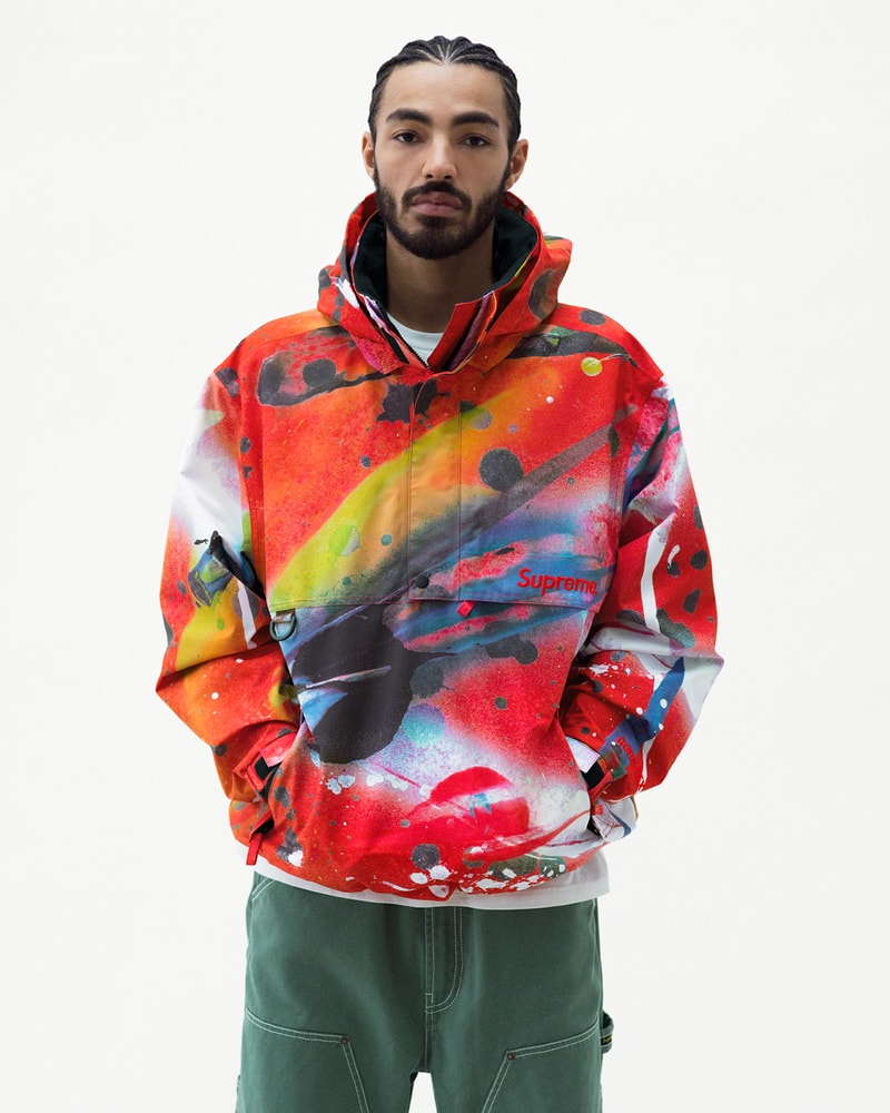 Supreme 2020年春夏コレクション ルックブック 今季も〈Supreme〉ならではのカラフルな色使い/グラフィック使いが映えるアイテムが多数ラインアップするが、トレンド感のあるバンダナ柄のチェスターコートやテーラリングのセットアップが2020年春夏シーズンを象徴する。また、今シーズンは、Rammellzee（ラメルジー）のペインティングを大々的にフィーチャーし、GORE-TEXを用いたアノラック、パンツ、キャップが登場。その他にも、MLBとチームアップし、ニューヨーク・ヤンキースを筆頭に各チームのワッペンを無数に貼り付けた〈New Era®（ニューエラ）〉製のバーシティジャケット、Pamela Hanson（パメラ・ハンソン）の撮影したアイコニックなNaomi Campbell（ナオミ・キャンベル）のポートレート写真を大胆に用いたクルーネック、〈Supreme〉の2001年カレンダーにも使用されたJamil GS（ジャミル・GS）撮影による1枚を大胆にプリントしたアイテム、お馴染み〈VANSON（バンソン）〉とのコラボジャケット2型などなど、数多くのプロダクトが目を引く。