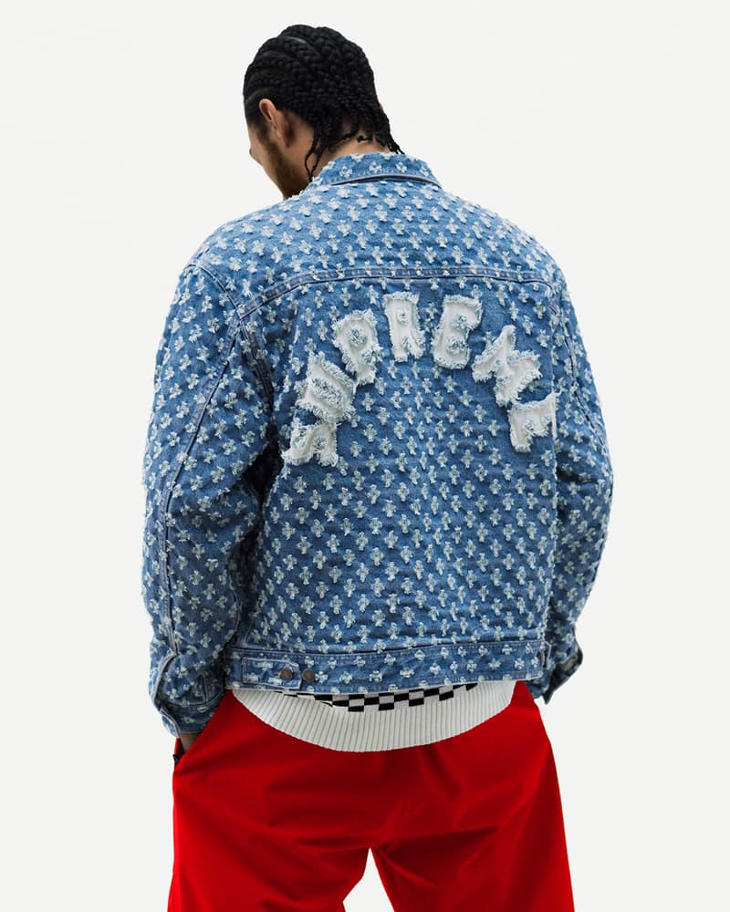 Supreme 2020年春夏コレクション ルックブック 今季も〈Supreme〉ならではのカラフルな色使い/グラフィック使いが映えるアイテムが多数ラインアップするが、トレンド感のあるバンダナ柄のチェスターコートやテーラリングのセットアップが2020年春夏シーズンを象徴する。また、今シーズンは、Rammellzee(ラメルジー)のペインティングを大々的にフィーチャーし、GORE-TEXを用いたアノラック、パンツ、キャップが登場。その他にも、MLBとチームアップし、ニューヨーク・ヤンキースを筆頭に各チームのワッペンを無数に貼り付けた〈New Era®(ニューエラ)〉製のバーシティジャケット、Pamela Hanson(パメラ・ハンソン)の撮影したアイコニックなNaomi Campbell(ナオミ・キャンベル)のポートレート写真を大胆に用いたクルーネック、〈Supreme〉の2001年カレンダーにも使用されたJamil GS(ジャミル・GS)撮影による1枚を大胆にプリントしたアイテム、お馴染み〈VANSON(バンソン)〉とのコラボジャケット2型などなど、数多くのプロダクトが目を引く。