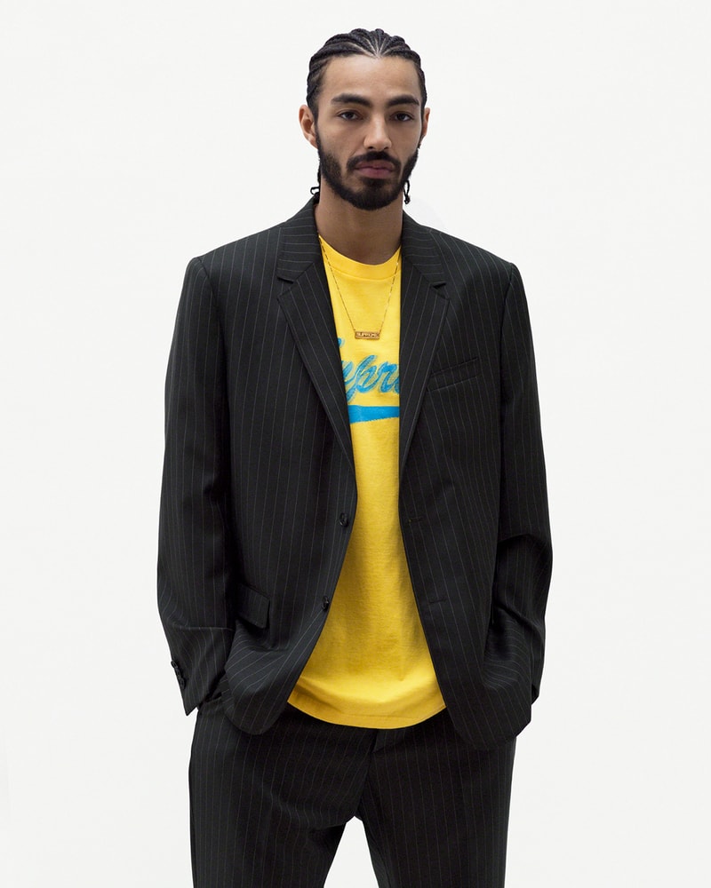 Supreme 2020年春夏コレクション ルックブック 今季も〈Supreme〉ならではのカラフルな色使い/グラフィック使いが映えるアイテムが多数ラインアップするが、トレンド感のあるバンダナ柄のチェスターコートやテーラリングのセットアップが2020年春夏シーズンを象徴する。また、今シーズンは、Rammellzee（ラメルジー）のペインティングを大々的にフィーチャーし、GORE-TEXを用いたアノラック、パンツ、キャップが登場。その他にも、MLBとチームアップし、ニューヨーク・ヤンキースを筆頭に各チームのワッペンを無数に貼り付けた〈New Era®（ニューエラ）〉製のバーシティジャケット、Pamela Hanson（パメラ・ハンソン）の撮影したアイコニックなNaomi Campbell（ナオミ・キャンベル）のポートレート写真を大胆に用いたクルーネック、〈Supreme〉の2001年カレンダーにも使用されたJamil GS（ジャミル・GS）撮影による1枚を大胆にプリントしたアイテム、お馴染み〈VANSON（バンソン）〉とのコラボジャケット2型などなど、数多くのプロダクトが目を引く。